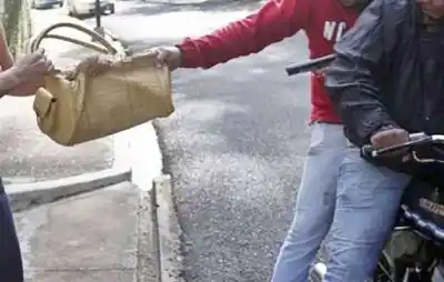 Arrebataron su cartera en la puerta de casa y los vecinos ya no salen ni a la vereda