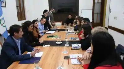 Docentes de Neuquén vuelven a sentarse con el Gobierno: el número que piden y que todavía no está sobre la mesa