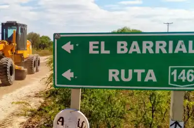 Con motoniveladoras y camiones de riego, Vialidad sale a recomponer los caminos de tierra de seis departamentos