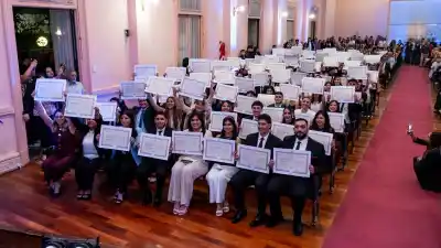 102 títulos en una sola tarde: la UNCA despidió a una camada récord de economistas