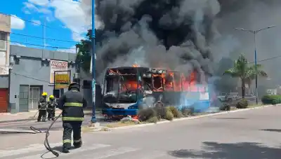 La Línea 6 ardió en pleno centro de La Banda: qué encontraron los bomberos en la cuadra