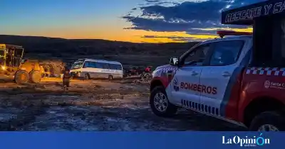 La travesía de cuatro turistas en la costa de Santa Cruz terminó con una motoniveladora en el barro