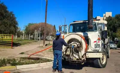 Tiraron piedras y trapos por las bocas de registro y los colectores de Madryn volvieron a desbordar