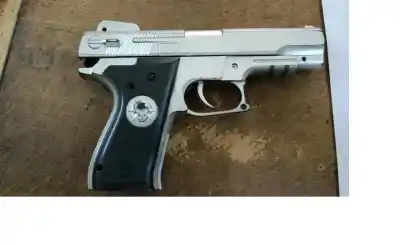 Detuvieron a la madre que instigó a su hijo a llevar una réplica de arma a una escuela de Mendoza