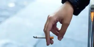 Reino Unido aprueba ley que prohibirá fumar de por vida a los nacidos desde 2009