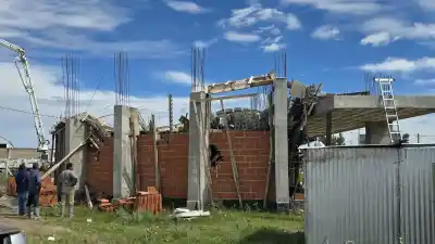 Llenaban la losa en Castelli 1 y el techo se vino abajo: lo que hallaron entre los escombros