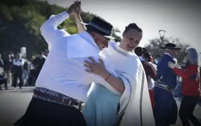 Paraná celebra su ritmo: la chamarrita vuelve a la peatonal con baile al aire libre