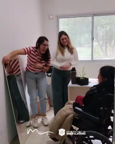 En Santa Ana entregaron lentes especiales y el agradecimiento apuntó a una oftalmóloga