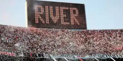 Prohíben tirar papelitos en estadios de CABA tras el incendio en el Superclásico