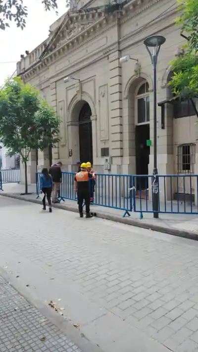 La alerta que encendió las alarmas en pleno microcentro: vallaron 9 de Julio al 100
