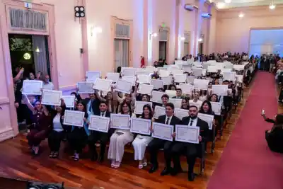 102 catamarqueños recibieron su título y uno contó quiénes "hicieron el aguante"