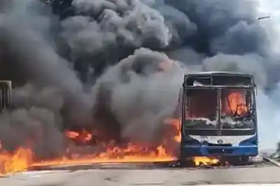 Explotó el colectivo de la Línea 6 en pleno centro de La Banda: el video que muestra el momento exacto