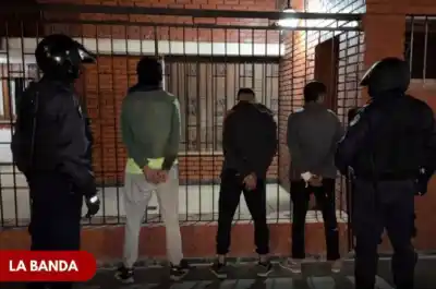 Los sorprendieron cortando cables del alumbrado y no estaban solos: qué llevaban encima