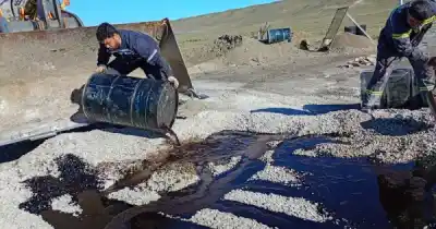 La mezcla que preparan sin fuego y ya se aplica en las rutas de Santa Cruz