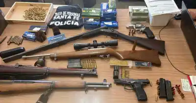 Dos detenidos en Casilda con un arsenal de armas y municiones en allanamientos por trata y abuso sexual