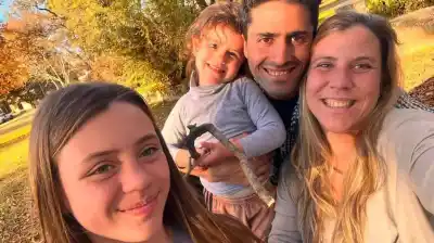 Vendió el auto, compró un colectivo destruido y hoy vive adentro en las sierras