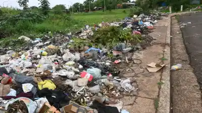 El basural que vuelve una y otra vez al acceso del barrio Fátima y pone en jaque a un merendero