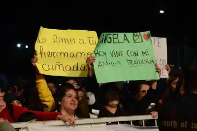 Vine con “Mi Amiga Traidora”: Los Divertidos Carteles del Show de Ángela Leiva en Monteros