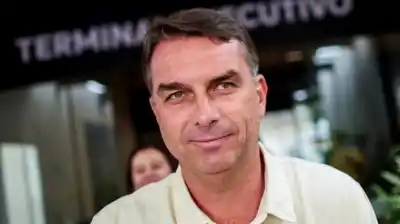 Le retuvieron el pasaporte y no puede salir del país: la furia de Flávio Bolsonaro