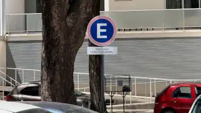 Quieren que funcionarios y concejales paguen por estacionar frente al municipio