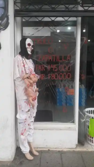 Colgaron un bebé decapitado en plena avenida de Salta y la reacción no tardó en llegar