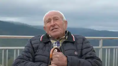 El secreto del jubilado de 105 años que se levanta a las 4 y camina 4 kilómetros: "Dulce porque amarga es la vida"