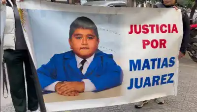 Diez años pidiendo justicia por Matías: la familia llevó su reclamo hasta la puerta del sanatorio