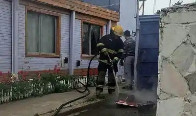 Una vela encendida en el dormitorio y la reacción clave de los dueños de casa