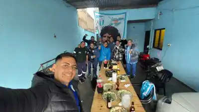 Seis amigos, 304 kilómetros y un asado: la promesa que Nico se jugó por el Decano