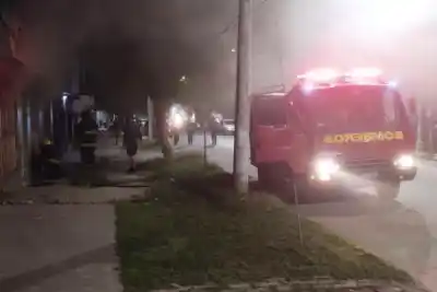 Se prendió fuego una casa en La Banda y los bomberos no pueden llegar por una razón