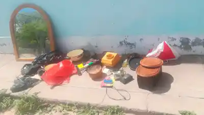 Caminaba con bolsas por la calle y una testigo vio lo que llevaba adentro