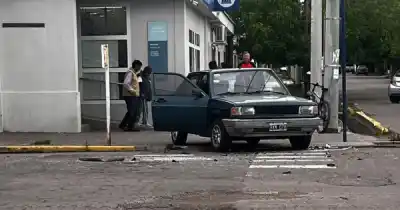 Iba a pasar por el Banco Nación de La Consulta y terminó con el auto sobre la vereda