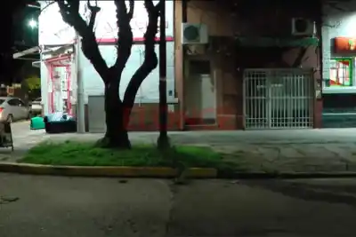 La calle de Paraná donde los vecinos ya no pueden dormir: rompieron una vidriera y algo los frenó
