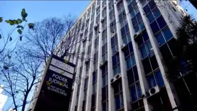 Autorizan a un condenado por abuso sexual a viajar al exterior por trabajo y reavivan el debate judicial