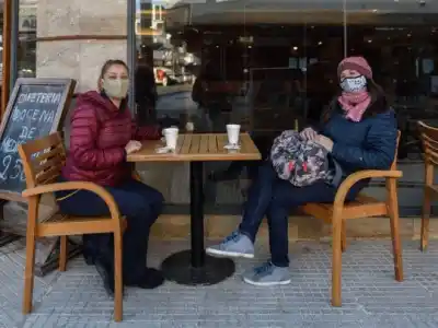 Nuevas restricciones: de 7 a 19 y con mesas afuera, la atención en bares