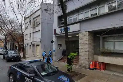 Un policía disparó contra la perra que dormía en la comisaría de Floresta y ahora quedó en el ojo de la tormenta