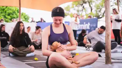 El plan que unió yoga y cachorros y ya cambió la vida de más de 170 animales