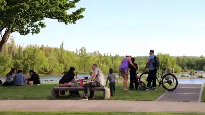 Neuquén se llenó de mates junto al río: la postal que sorprendió en plena semana