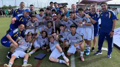 Messi les firmó los botines a los pibes de Boca y uno no pudo contener el asombro