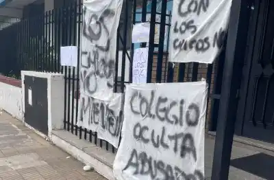 Carteles y banderas en la puerta del CIM: la acusación que los padres ya no callan