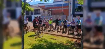 Sacó la bici del garage y un año después ya lo siguen 550 personas