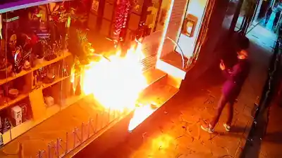 Una capucha, una botella y dos minutos: lo que las cámaras captaron frente al mayorista