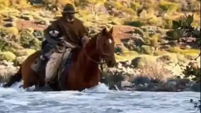 Tiene 71 años y cruza un río helado a caballo: lo que lleva apretado contra el pecho