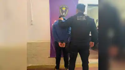 Quiso esquivar a la Policía en Frías, pero al identificarlo saltó una orden que lo complicó