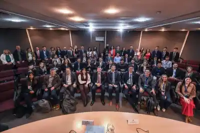 Zamora abrió la puerta de su despacho y habló de la pelea que define el país
