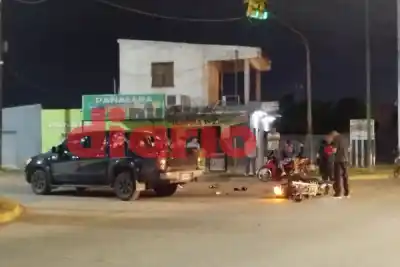 La camioneta y la moto chocaron en La Banda: a la víctima la esperaban en el CIS