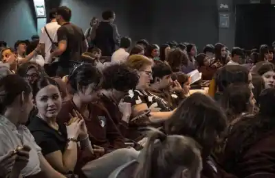 Casi 200 personas llenaron la Niní Marshall: el detalle que dejó a Fábregas frente al público fueguino