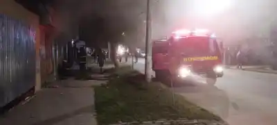 Los bomberos tuvieron que forzar la puerta: qué había adentro de la casa en llamas
