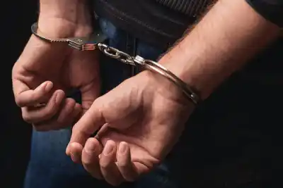 Le tocaron la puerta para allanar la casa y la mujer dijo dónde estaba el buscado