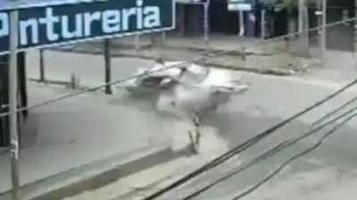 Iba a toda velocidad por Santa Catalina, perdió el control y terminó despedido en medio de la calle